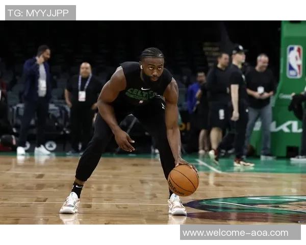 杰伦布朗为何只穿一边袖子想要改变自己的气场与风格 杰伦布朗为何只穿一边袖子想要改变自己的气场与风格