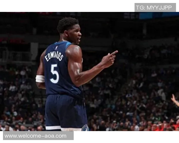 爱德华兹上半场表现平平15投6中三分仅1中收获17分1板2助