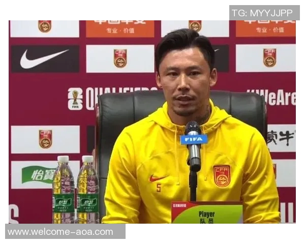 张琳芃与林加德场上冲突激烈主裁判果断出示黄牌警告两人