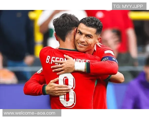 C罗分享球队合影庆祝晋级世界杯激励全队继续奋斗为葡萄牙加油